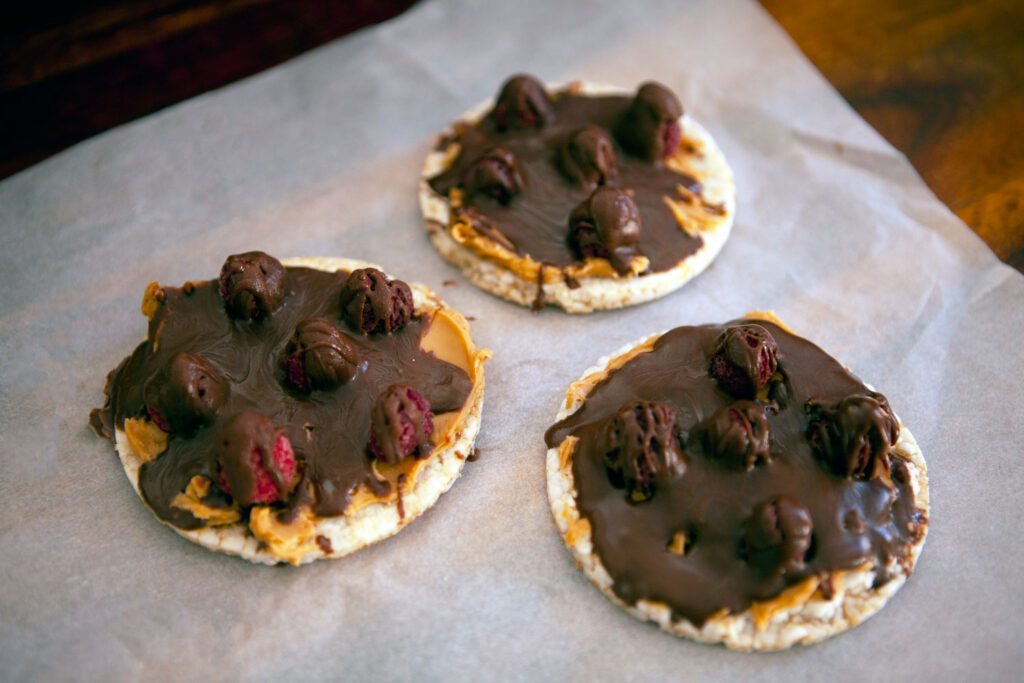 Rice Cakes with Peanut Butter and Chocolate